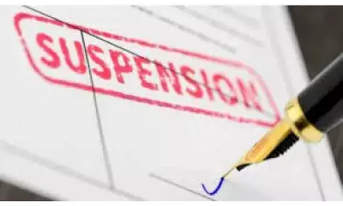 క్లాస్రూమ్లో కౌగిలింతలు.. ఏడుగురు విద్యార్థులు సస్పెండ్