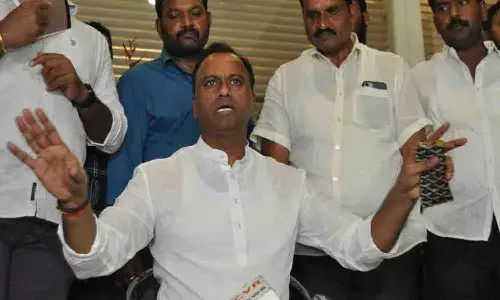 పిరికిపందల్లా అతికించిపోయారు.. పోస్టర్లపై కోమటిరెడ్డి పైర్