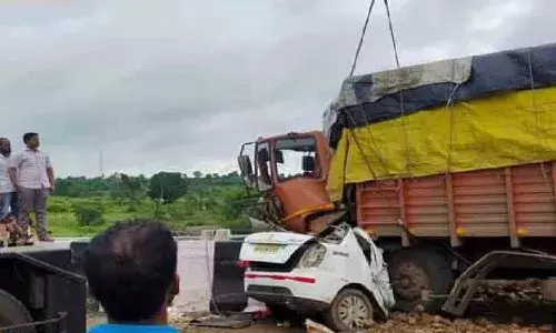 ఘోర రోడ్డు ప్రమాదం.. కారు, డీసీఎం వ్యాన్‌ ఢీ.. ఆరుగురు మృతి