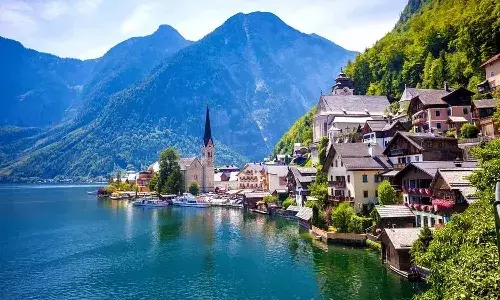 ఆ గ్రామానికి వద్దన్నా వస్తున్న పర్యాటకులు