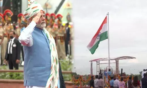 ఎర్రకోటపై జాతీయ జెండా ఎగరేసిన ప్రధాని మోదీ