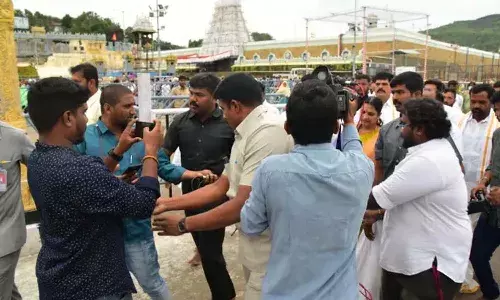 రద్దీ సమయంలో శ్రీవారిని దర్శించుకున్న మంత్రి.. భక్తుల ఆగ్రహం