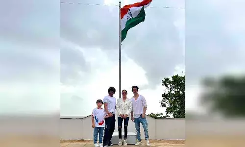 మన్నత్ వద్ద రెపరెపలాడిన త్రివర్ణ పతాకం