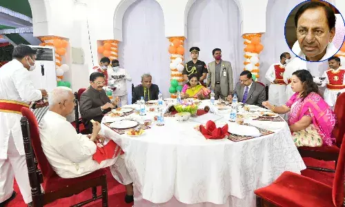 గవర్నర్ తేనేటి విందు.. సీఎం కేసీఆర్ గైర్హాజరు