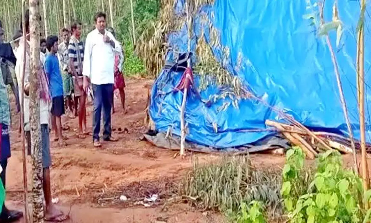 ఏలూరు జిల్లాలో విషాదం.. పిడుగుపాటుకు న‌లుగురు కూలీలు మృతి