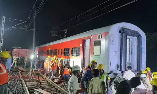 గూడ్స్ రైలును ఢీకొన్న ప్యాసింజర్ ట్రైన్.. 50 మందికి పైగా గాయాలు