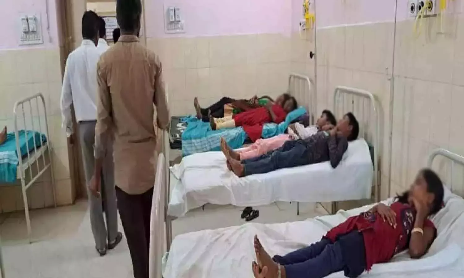 మధ్యాహ్నం భోజనం తిన్న 55 మంది విద్యార్థులకు అస్వస్థత