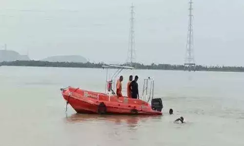 ఫెర్రీఘాట్లో ఆరుగురు విద్యార్థులు గల్లంతు.. ఐదుగురు సురక్షితం