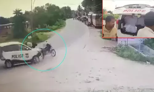 అమాన‌వీయం..  బైక్‌ను ఢీకొట్టిన పోలీస్‌ వాహనం.. క్ష‌త‌గాత్రుడిని డిక్కీలో త‌ర‌లించారు..!