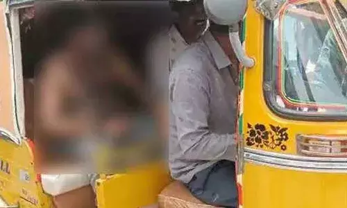 టీసీ ఇవ్వలేదని.. ప్రిన్సిపల్ రూంలో నిప్పంటించుకున్న విద్యార్థి