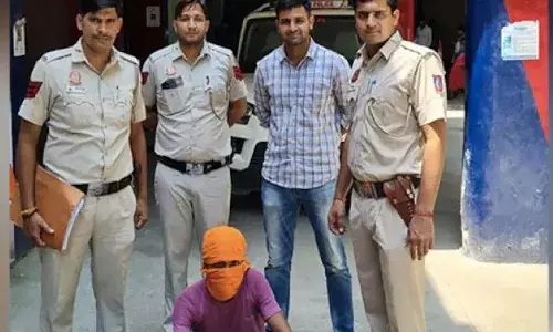 ఇంటి ఓనర్ను హత్య చేసి.. మృతదేహంతో సెల్ఫీ