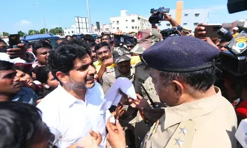 ప‌లాస‌కు వెలుతున్న లోకేశ్‌ను అడ్డుకున్న పోలీసులు