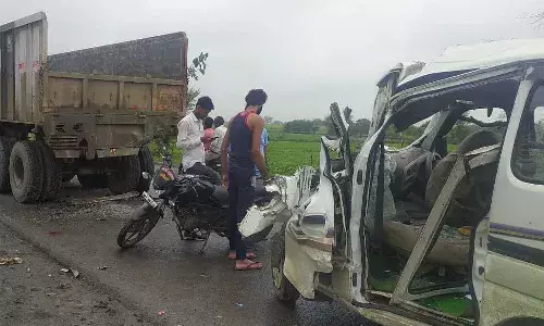 ఘోర రోడ్డు ప్రమాదం.. నలుగురు విద్యార్థులు మృతి, 11 మందికి గాయాలు