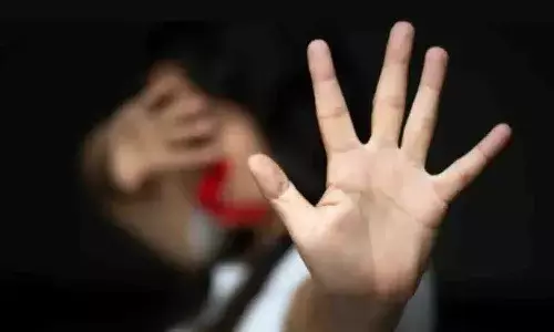 మైనర్ బాలికను రూ.10 వేలకు అమ్మేసిన కుటుంబ సభ్యులు