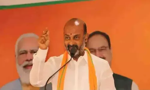 తప్పేముంది.?.. అమిత్ షాకు చెప్పులు అందించడంపై బండి సంజయ్