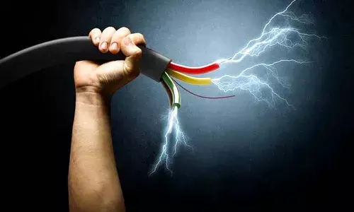 ఆటో ఎక్కుతుండగా కరెంట్ షాక్.. వర్షపు నీటిలో పడిపోయిన విద్యార్థులు