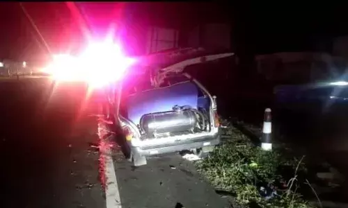 వ్యాన్, ప్రైవేట్ బస్సు ఢీ.. ఆరుగురు దుర్మరణం