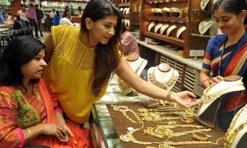 భారీగా పడిపోతున్న బంగారం ధర.. 10 రోజులుగా అదే పరిస్థితి