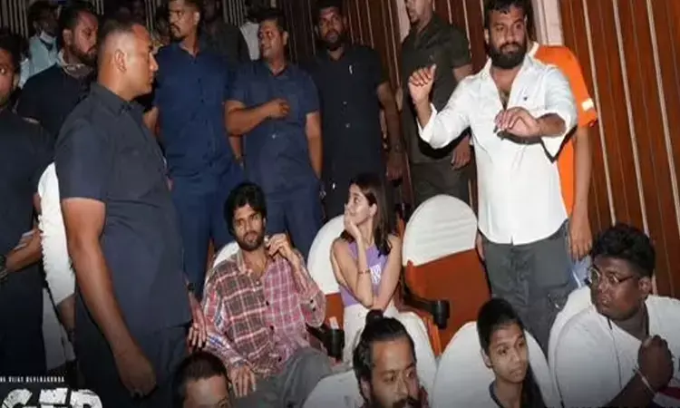 థియేటర్‌లో అభిమానుల‌తో కలిసి లైగర్‌ చూసిన విజయ్‌, అనన్య