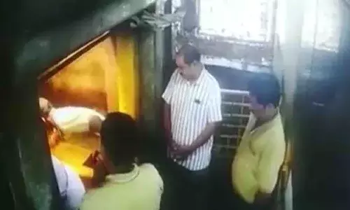 గర్భగుడిలో మద్యం బాటిళ్లతో పూజలు