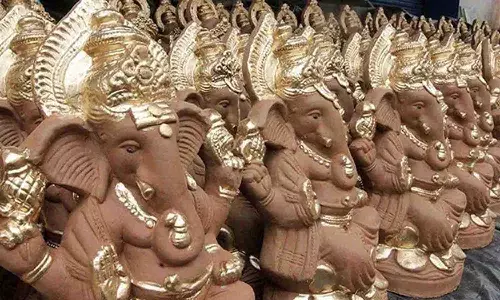 జీహెచ్ఎంసీ ఆధ్వర్యంలో మట్టి వినాయక విగ్రహాల పంపిణీ