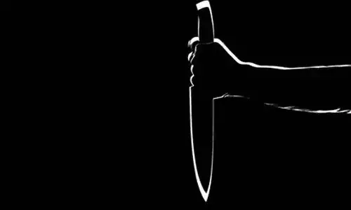 టైమ్కు భోజనం పెట్టలేదని.. కూతురిని కొడవలితో నరికి చంపిన తండ్రి