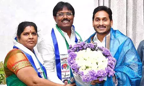 వైసీపీలో చేరిన మంగళగిరి టీడీపీ కీలక నేత
