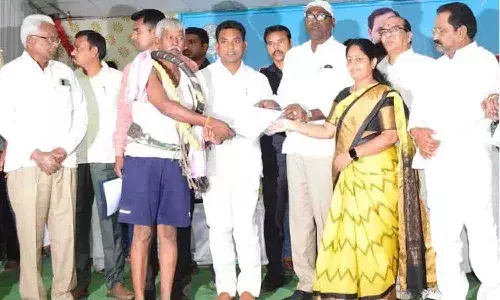 కేంద్రం సంక్షేమ పథకాలను అటకెక్కించే ప్ర‌య‌త్నం చేస్తోంది