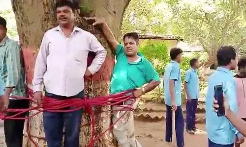 మాకే తక్కువ మార్కులేస్తారా..?  అంటూ.. టీచర్ను చెట్టుకు కట్టేసి కొట్టిన విద్యార్థులు