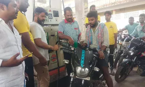 కొడుకు జ్ఞాపకార్థం.. ఉచితంగా పెట్రోల్ అందించిన సూర్యాపేట వ్యక్తి