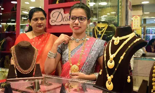 బంగారం కొనుగోలు చేయాలనుకునే వారికి శుభవార్త