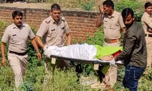 ఖాళీ ప్లాట్లో అర్ధనగ్నంగా మహిళ మృతదేహం లభ్యం