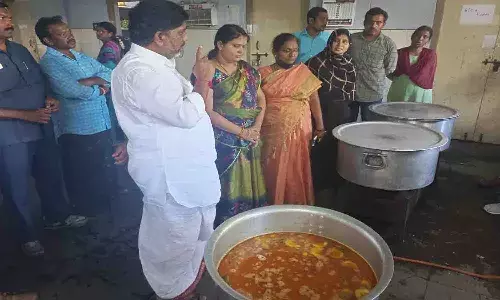 గురుకుల పాఠశాలల్లో మంచి భోజనం పెట్టండి
