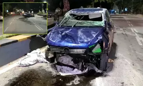 అర్థరాత్రి మాదాపూర్లో కారు బీభత్సం