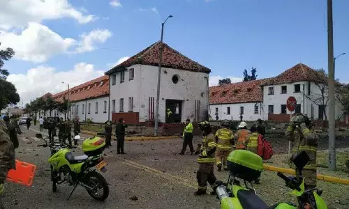 పోలీసు వాహనం పై బాంబు దాడి.. 8 మంది దుర్మరణం