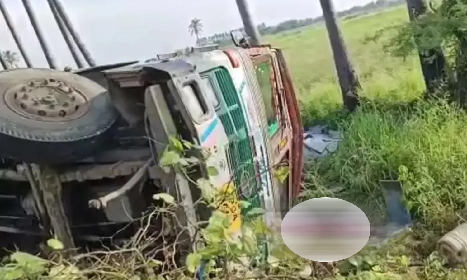 ఘోర ప్ర‌మాదం.. నాప‌రాళ్ల కింద న‌లిగిన బ‌తుకులు