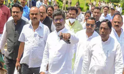 బీజేపీ దేశంలో ప్రజాస్వామ్యాన్ని ఖూనీ చేస్తోంది