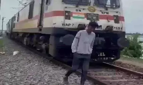 రీల్స్ పిచ్చి.. రైలు ఢీకొట్టింది