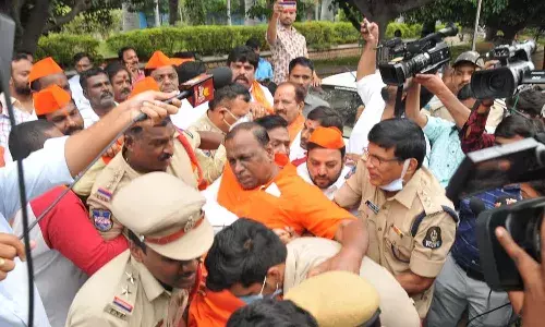 హుస్సేన్సాగర్ దగ్గర ఉద్రిక్తత.. భాగ్యనగర్ గణేశ్ ఉత్సవకమిటీ సభ్యుల అరెస్ట్