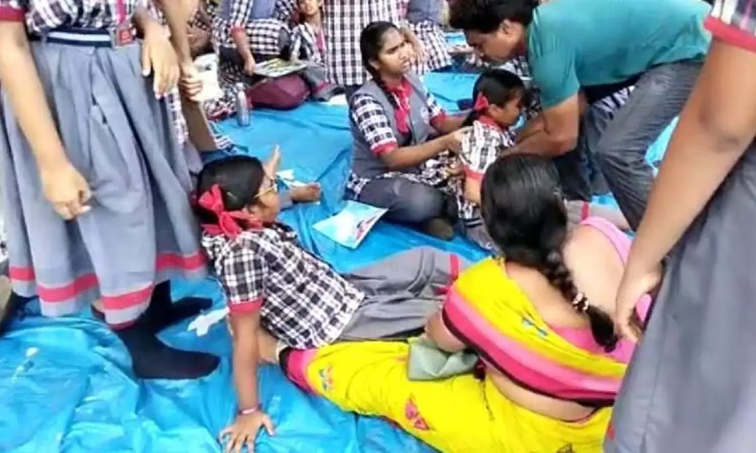 30 మంది విద్యార్థులకు అస్వస్థత.. ఫుడ్‌ పాయిజనా.. గ్యాస్‌ లీకా.?