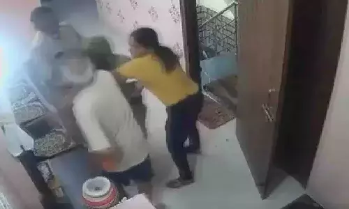 మామపై విరుచుకుపడ్డ మహిళా పోలీసు