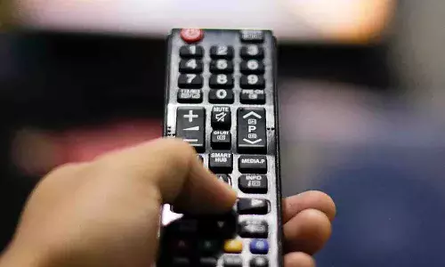 టీవీ సౌండ్ గొడవ.. అత్త చేతివేళ్ళను కొరికేసిన కోడలు..!