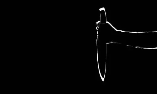 కస్టమర్ను కత్తితో పొడిచిన ఫుడ్ డెలివరీ బాయ్