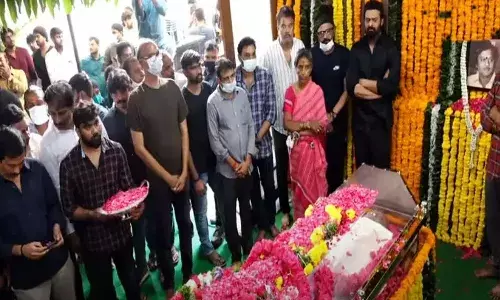 అధికార లాంఛనాలతో కృష్ణంరాజు అంత్యక్రియలు