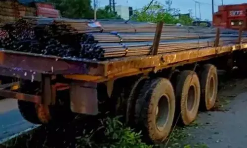 మేడ్చల్లో ఘోర ప్రమాదం.. లారీ కిందికి దూసుకెళ్లిన బైక్.. ముగ్గురు దుర్మరణం