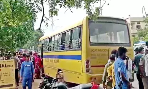 ఘోరం.. చిన్నారులపై నుంచి దూసుకెళ్లిన స్కూల్ బస్సు.. ఒకరి మృతి