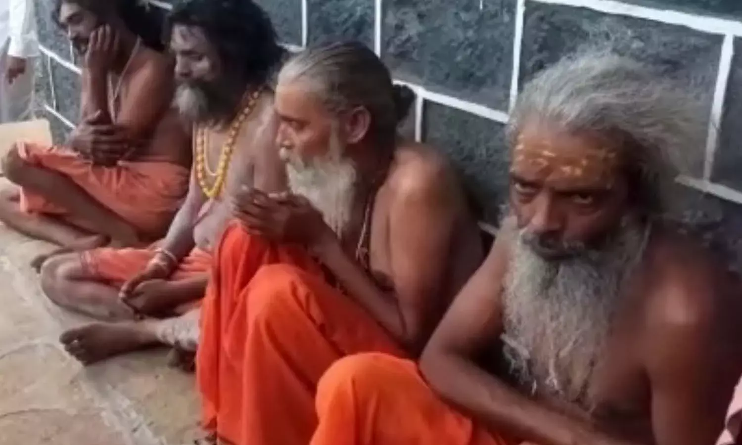 పిల్లలను ఎత్తుకుపోయే ముఠాగా అనుమానం.. సాధువులపై గ్రామస్థులు కర్రలతో దాడి