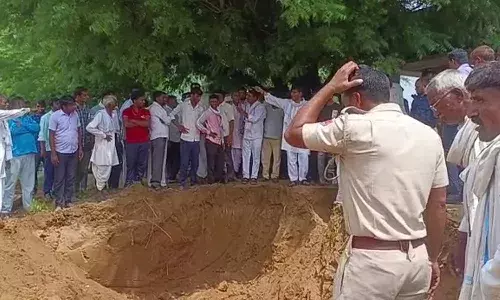 బోరుబావిలో పడిపోయిన రెండేళ్ల చిన్నారి