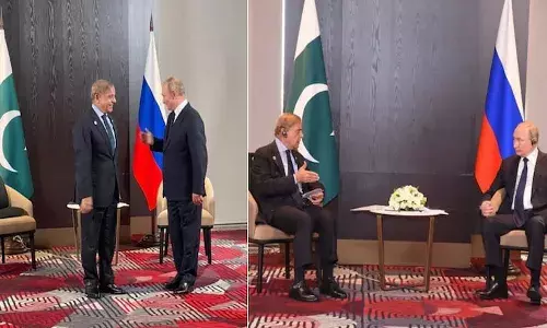 పాక్ ప్ర‌ధాని తిప్ప‌లు.. ర‌ష్యా అధ్య‌క్షుడి న‌వ్వులు.. వీడియో వైర‌ల్‌