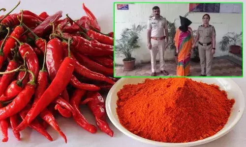 కూతురి ప్రియుడి కళ్లలో.. కారం పొడి పోసి కొట్టిన తల్లీకొడుకులు